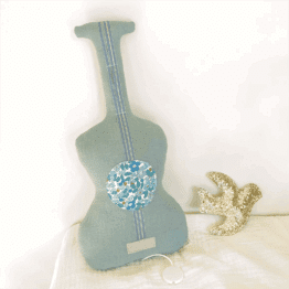 guitare musicale yellow submarine barnabé aime le café sur lit