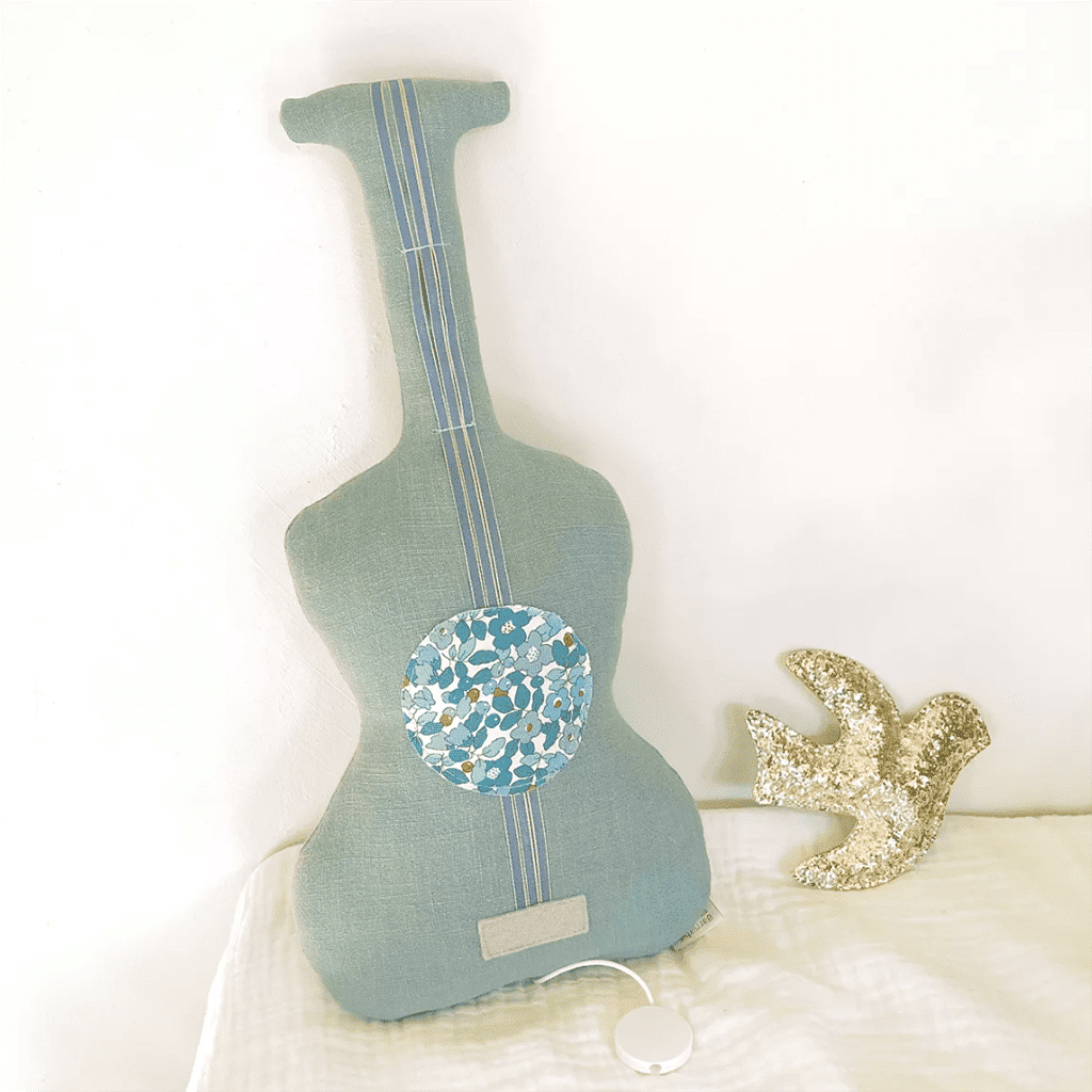 guitare musicale yellow submarine barnabé aime le café sur lit