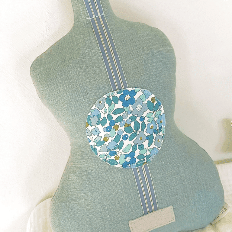 guitare musicale yellow submarine barnabé aime le café détail tissu