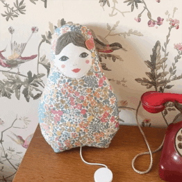 matriochka musicale la javanaise barnabé aime le café sur support table