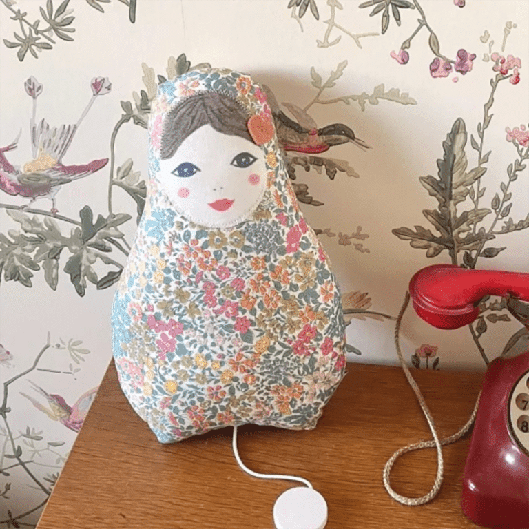 matriochka musicale la javanaise barnabé aime le café sur support table