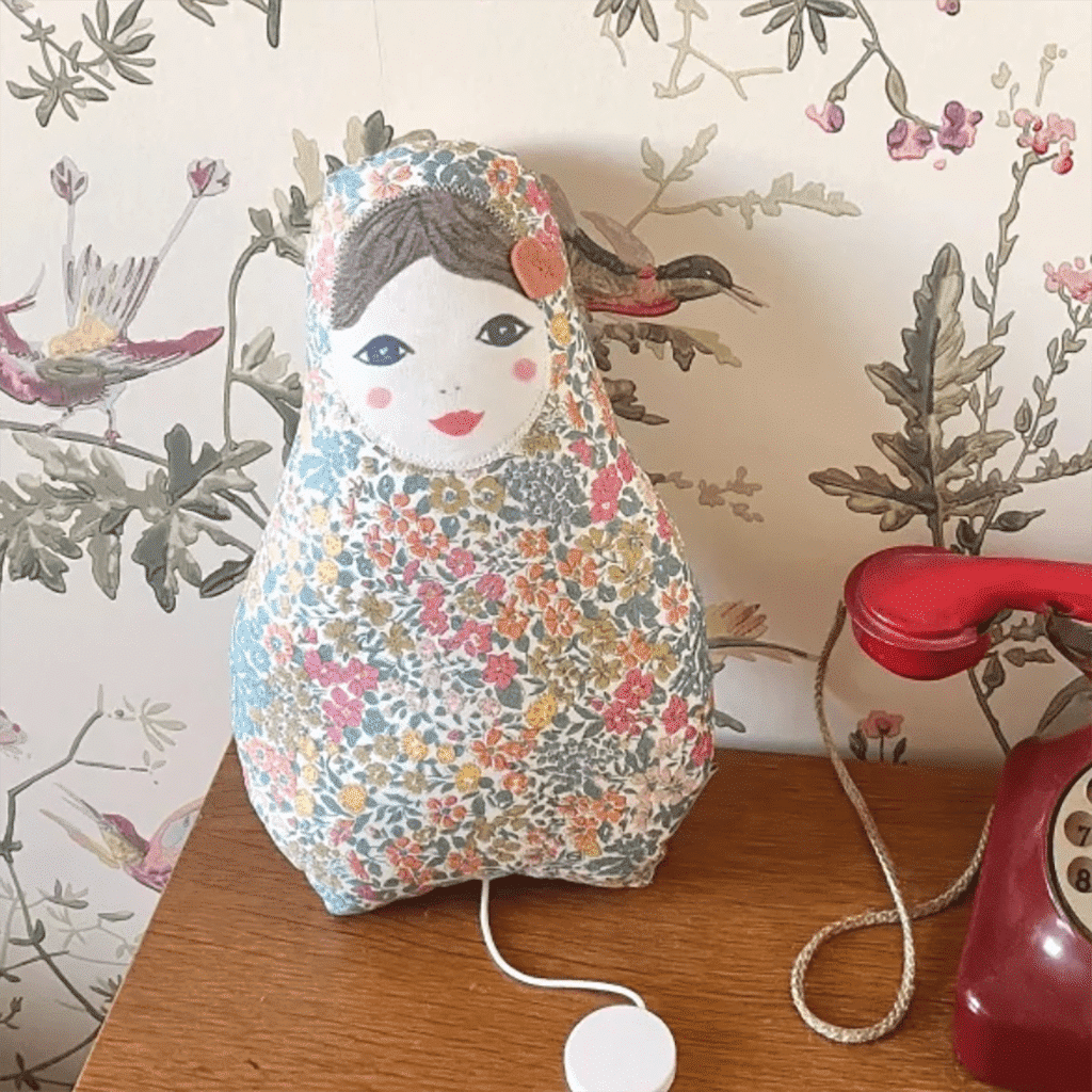 matriochka musicale la javanaise barnabé aime le café sur support table