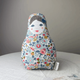 matriochka musicale somewhere over the rainbow barnabé aime le café sur table