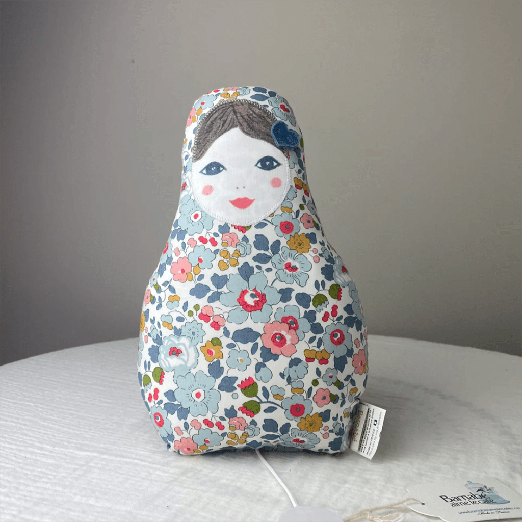 matriochka musicale somewhere over the rainbow barnabé aime le café sur table