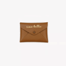 mini pochette en cuir caramel ciao barnabé aime le café sur fond blanc