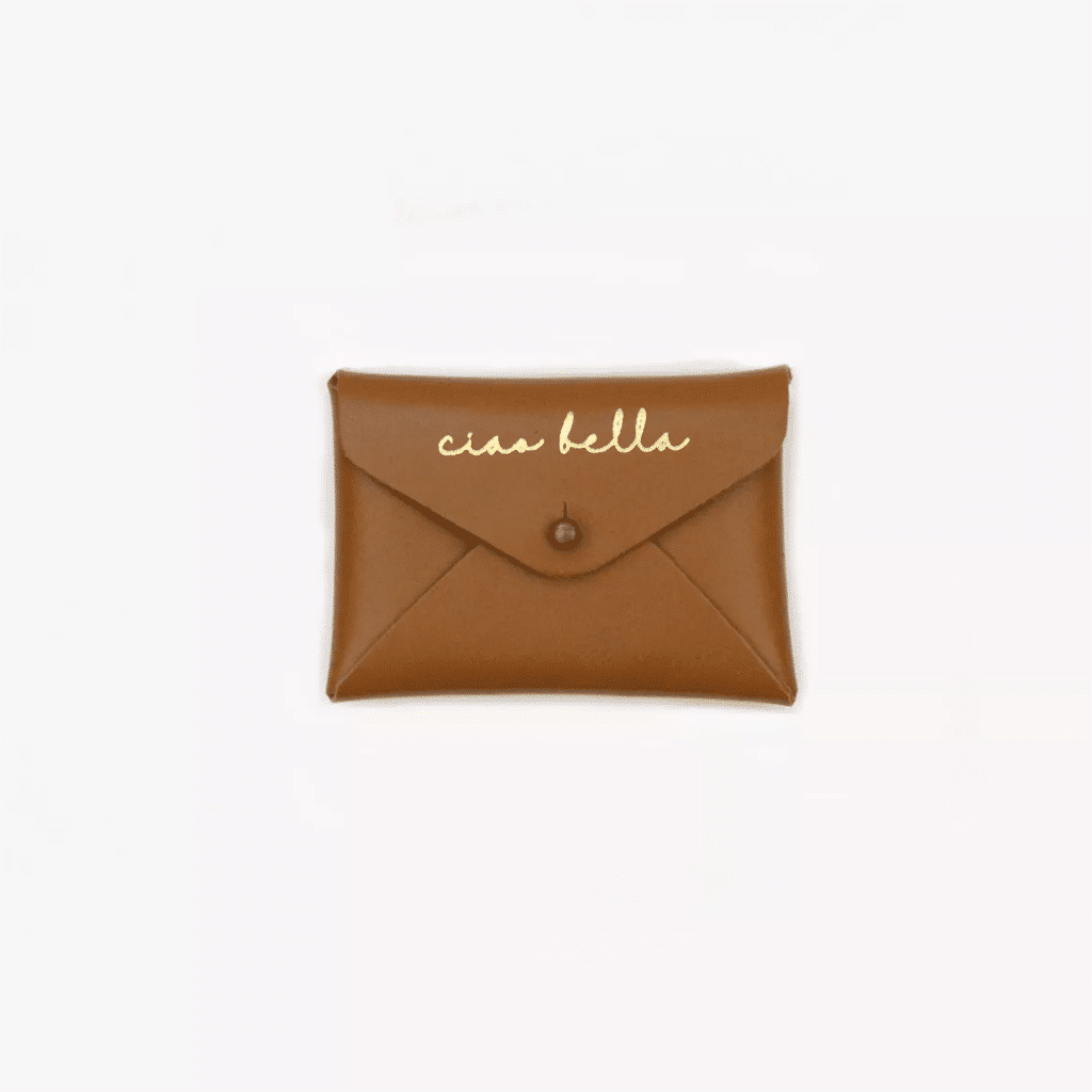 mini pochette en cuir caramel ciao barnabé aime le café sur fond blanc