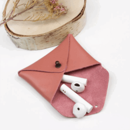 mini pochette en cuir pampa barnabé aime le café avec écouteurs