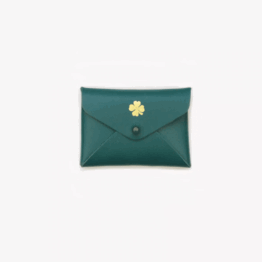 mini pochette en cuir trèfle teal barnabé aime le café sur fond blanc