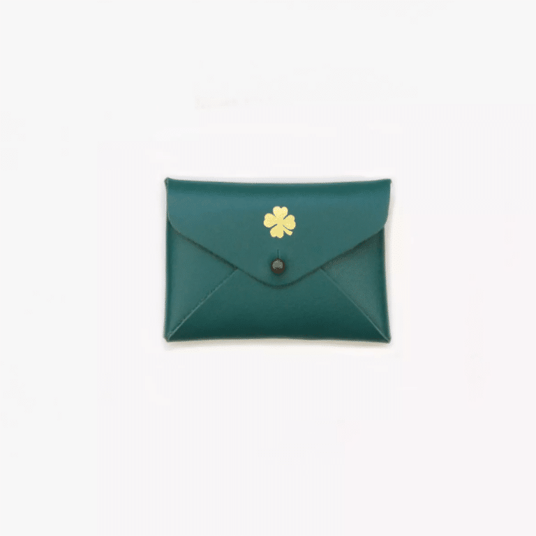 mini pochette en cuir trèfle teal barnabé aime le café sur fond blanc