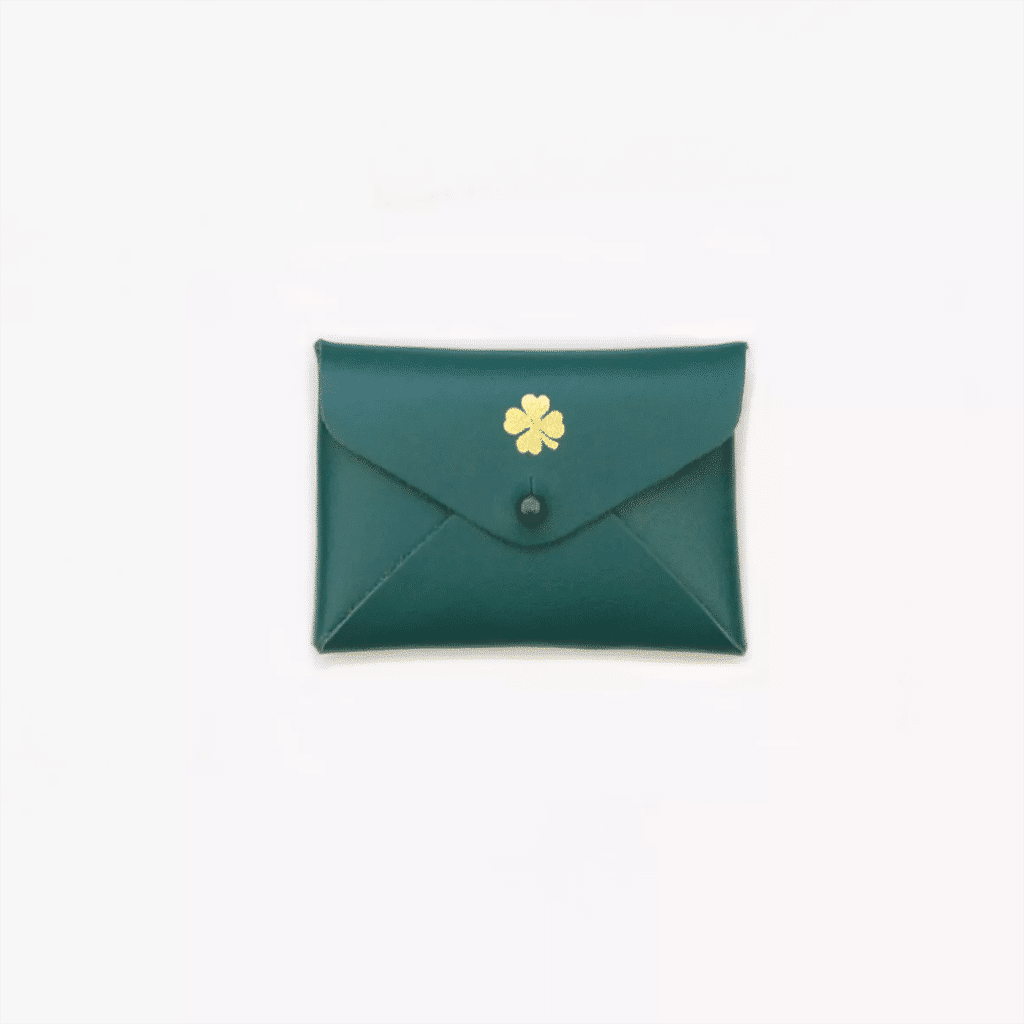 mini pochette en cuir trèfle teal barnabé aime le café sur fond blanc