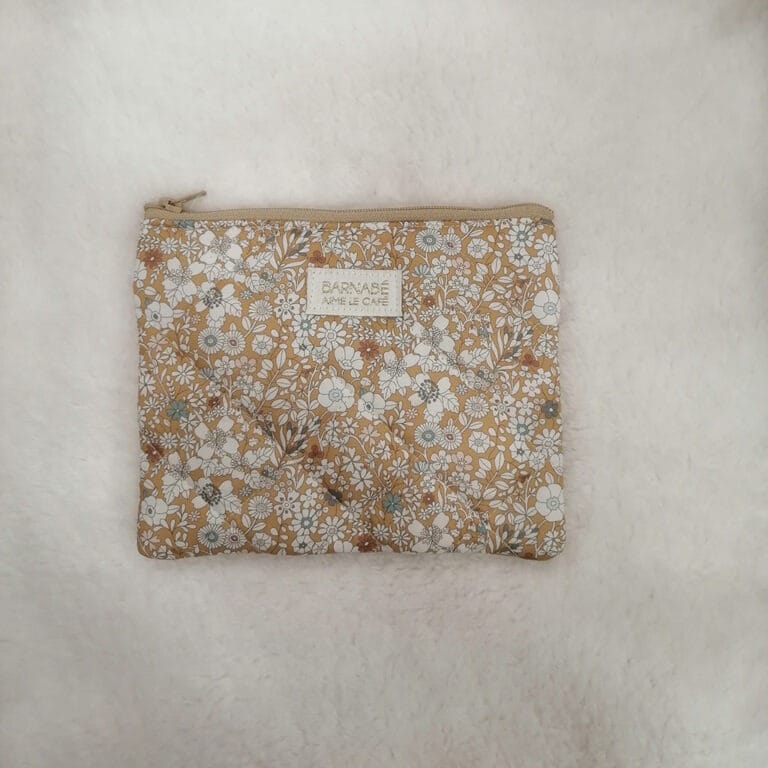 petite pochette harper barnabé aime le café sur couverture vue de face