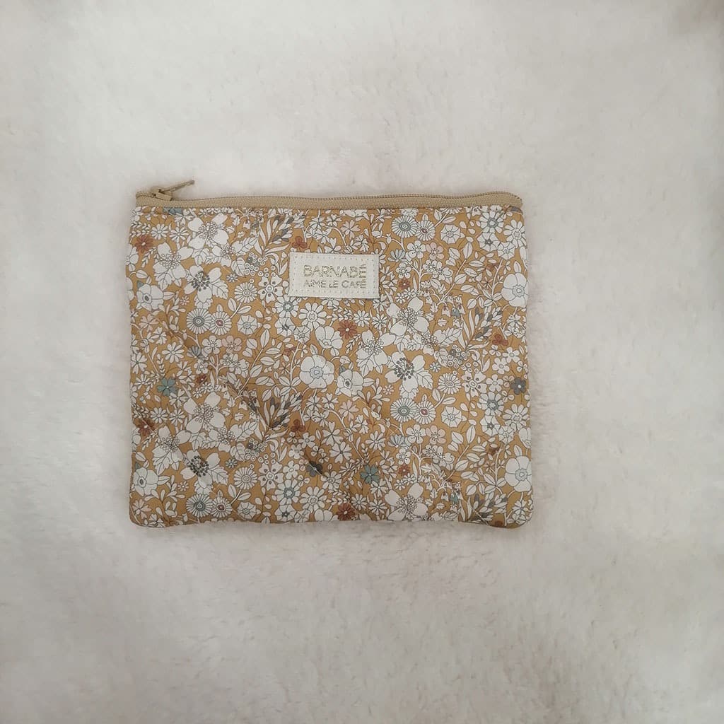 petite pochette harper barnabé aime le café sur couverture vue de face