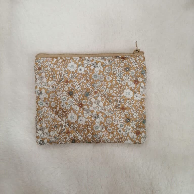 petite pochette harper barnabé aime le café sur couverture vue de derrière