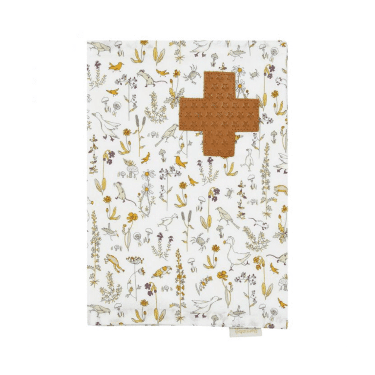 protège carnet de santé camille barnabé aime le café sur fond blanc