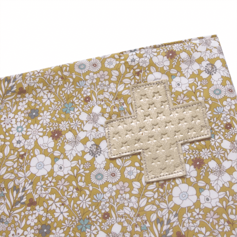 protège carnet de santé harper barnabé aime le café détail croix sur fond blanc