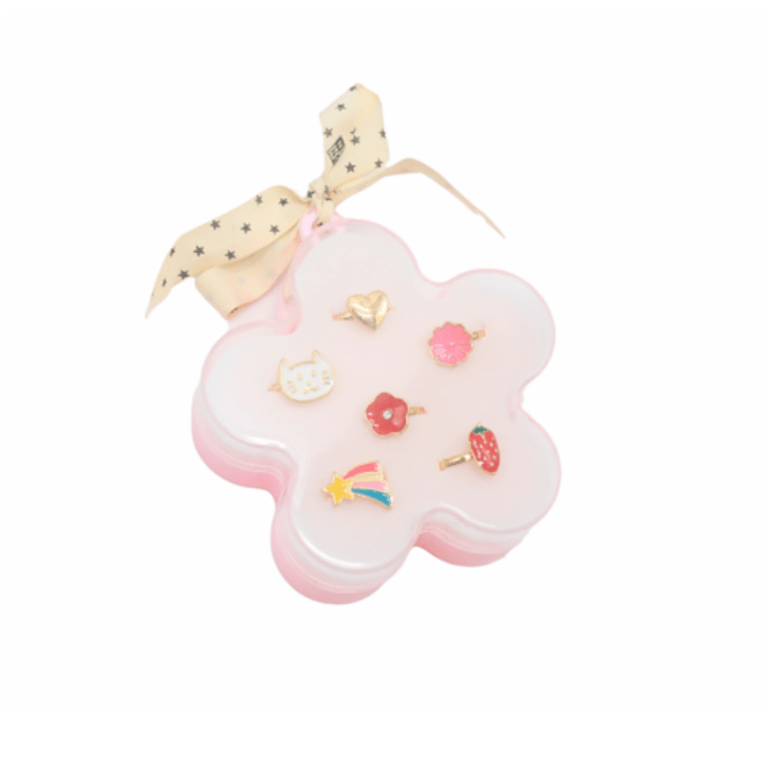 un coffret de 6 bagues, vue de face sur fond blanc