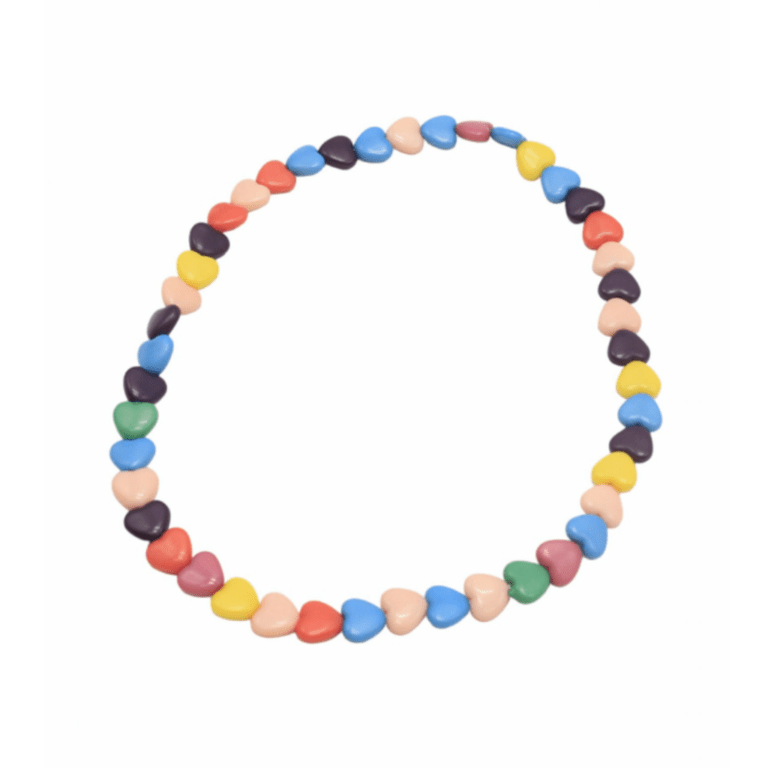 Un collier avec des cœurs, vue de face sur fond blanc