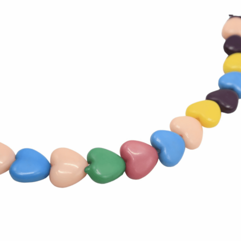 Un collier avec des cœurs, sur fond blanc