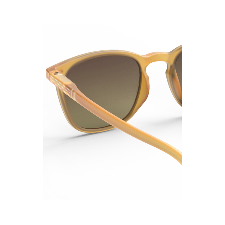 lunettes de soleil adulte E golden glow izipizi détail branche sur fond blanc