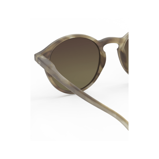 lunettes de soleil adulte D izipizi détail branche sur fond blanc