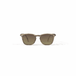 lunettes de soleil adulte E smoky brown izipizi sur fond blanc