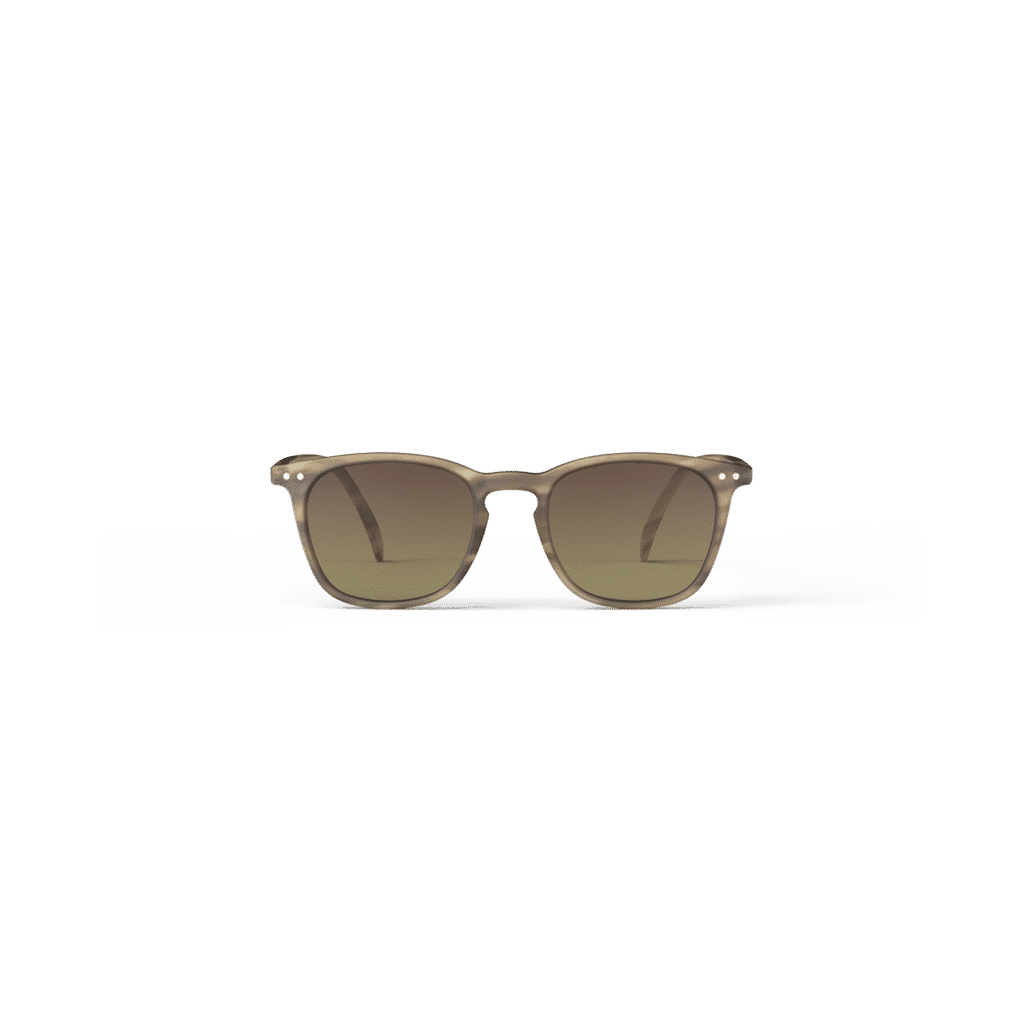 lunettes de soleil adulte E smoky brown izipizi sur fond blanc