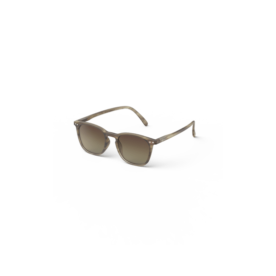 lunettes de soleil adulte E smoky brown izipizi vue de côté sur fond blanc