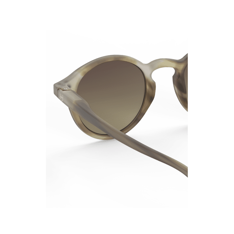lunettes de soleil junior 5-10 ans smoky brown izipizi détail branche sur fond blanc