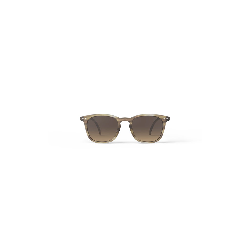 lunettes de soleil junior E 5-10 ans smoky brown izipizi sur fond blanc