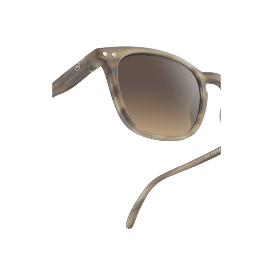 lunettes de soleil junior 5-10ans smoky brown izipizi détail verre sur fond blanc