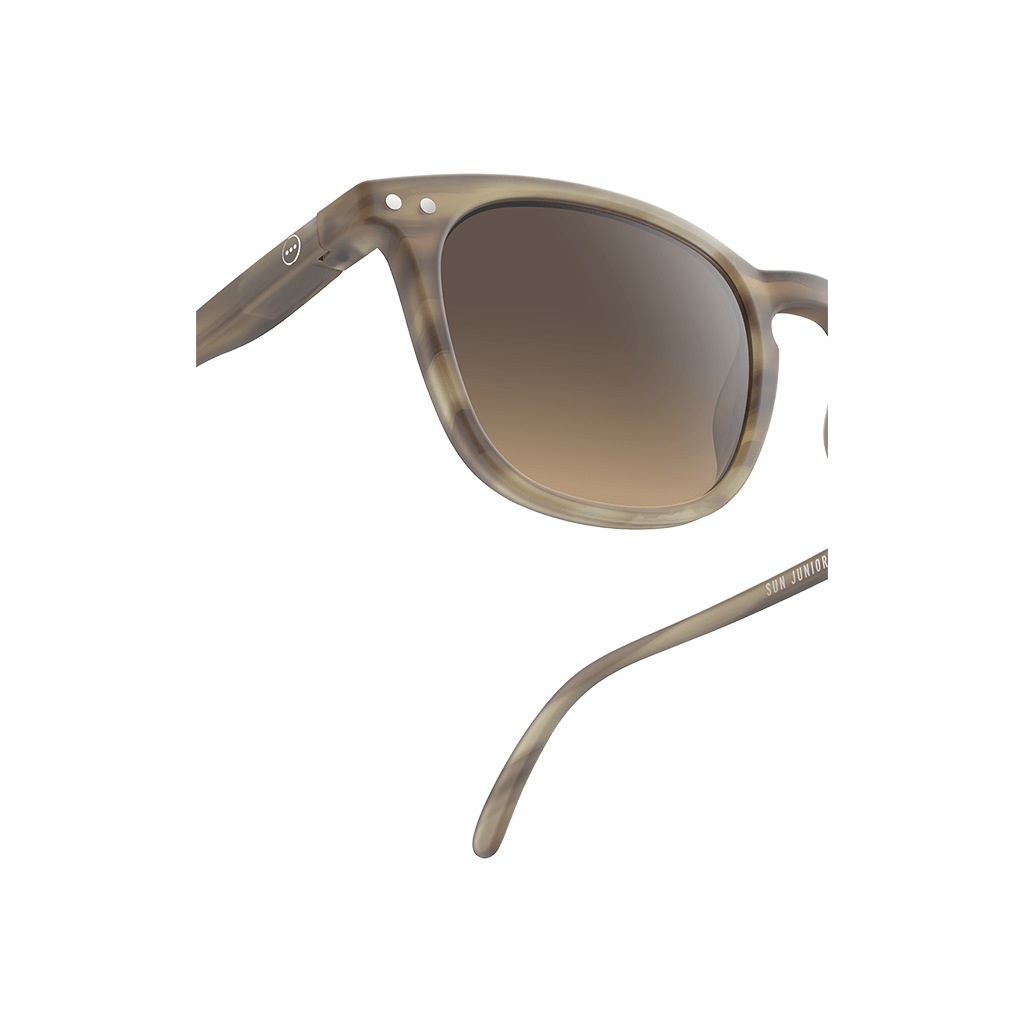 lunettes de soleil junior 5-10ans smoky brown izipizi détail verre sur fond blanc