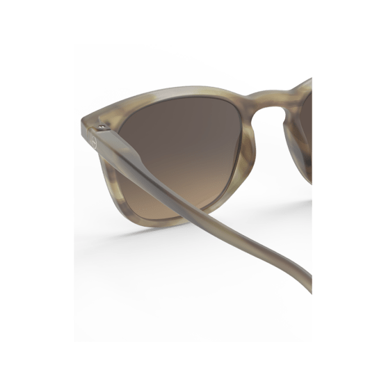 lunettes de soleil junior 5-10 ans smoky brown izipizi détail branche sur fond blanc