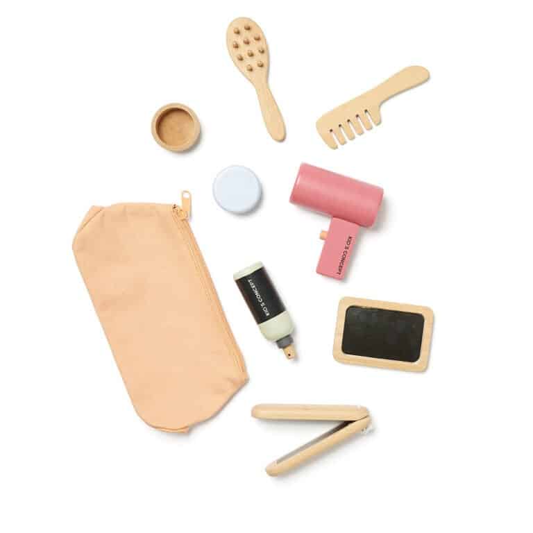 kit coiffure kid's concept accessoires et trousse vue de haut sur fond blanc