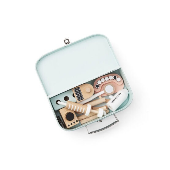valise de dentiste kid's concept avec éléments rangés sur fond blanc