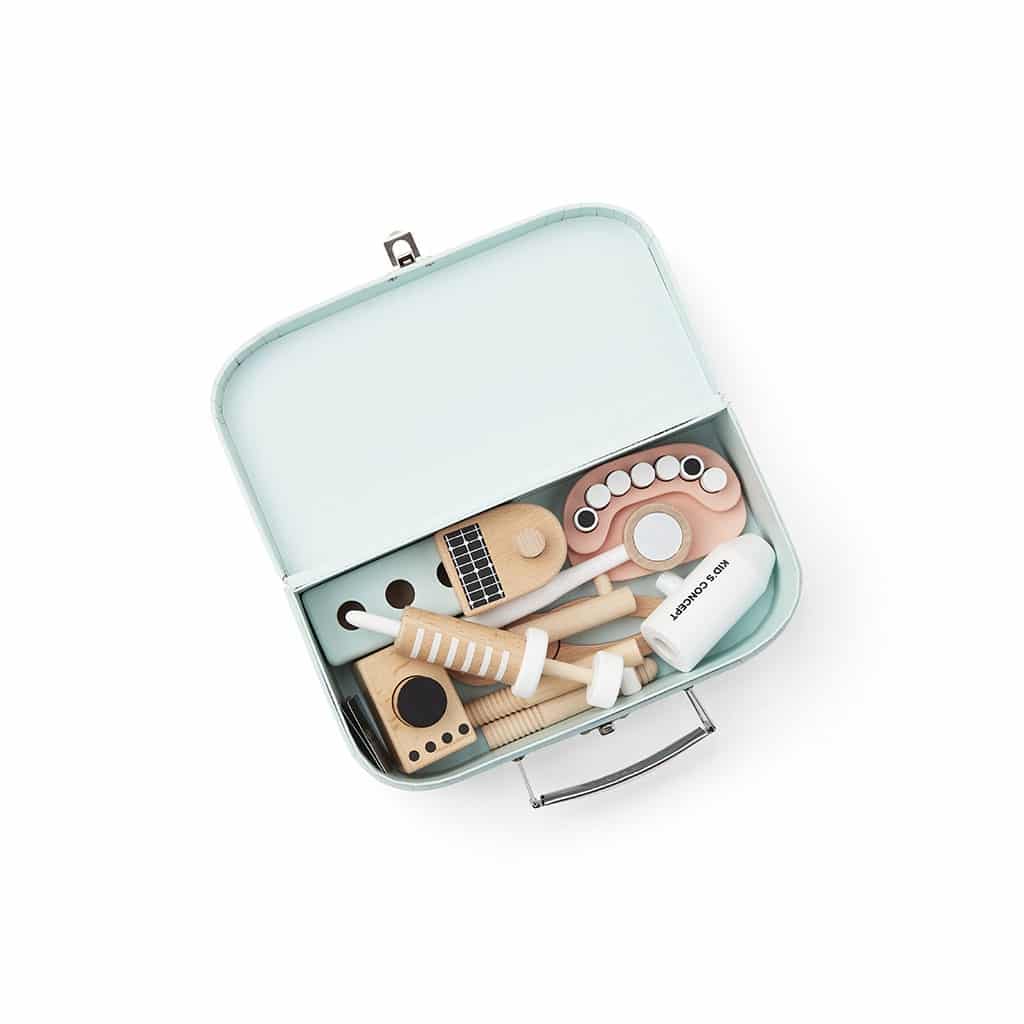 valise de dentiste kid's concept avec éléments rangés sur fond blanc