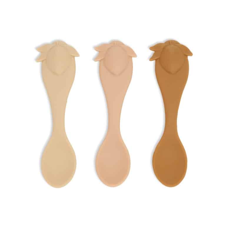 Cette cuillère en silicone est idéale pour donner à manger à votre bébé ! Elle possède un dessin de citron en relief, ce qui la rend très jolie !