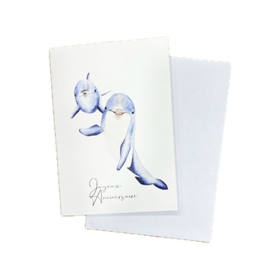 une carte avec son enveloppe dauphins joyeux anniversaire, Les Aquarelles de Marlène, vue de face sur fond blanc
