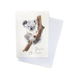 une carte avec son enveloppe koala joyeux anniversaire, Les Aquarelles de Marlène, vue de face sur fond blanc