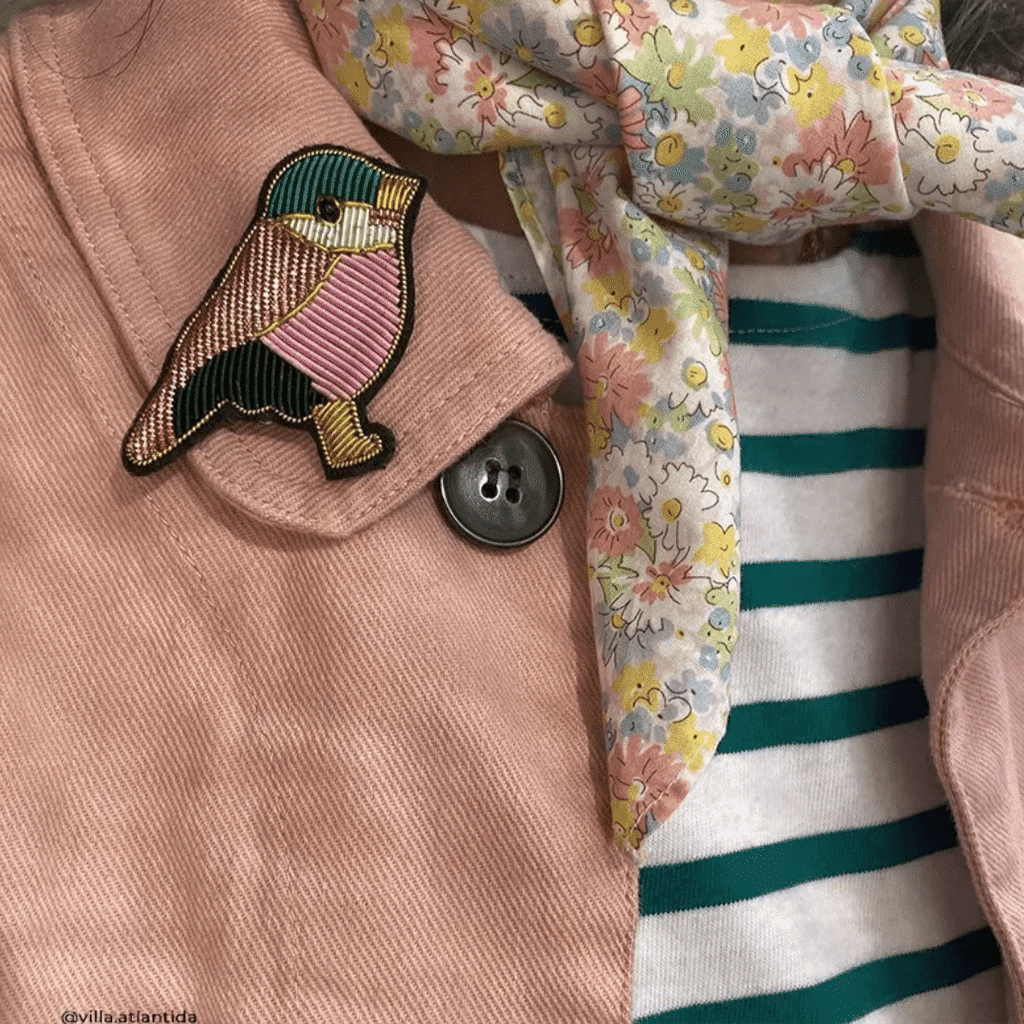 Broche brodée à la main oiseau barnabé aime le café