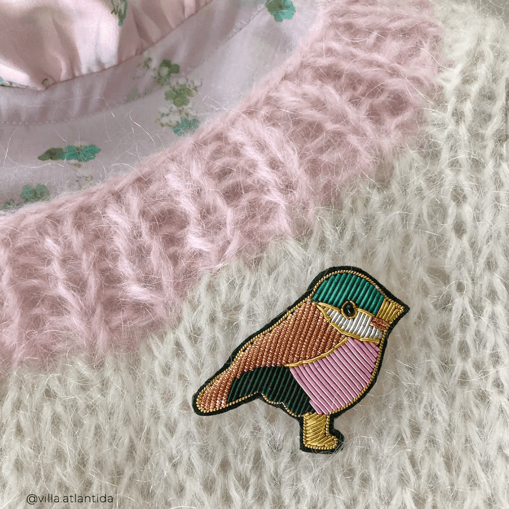 Broche brodée à la main oiseau barnabé aime le café