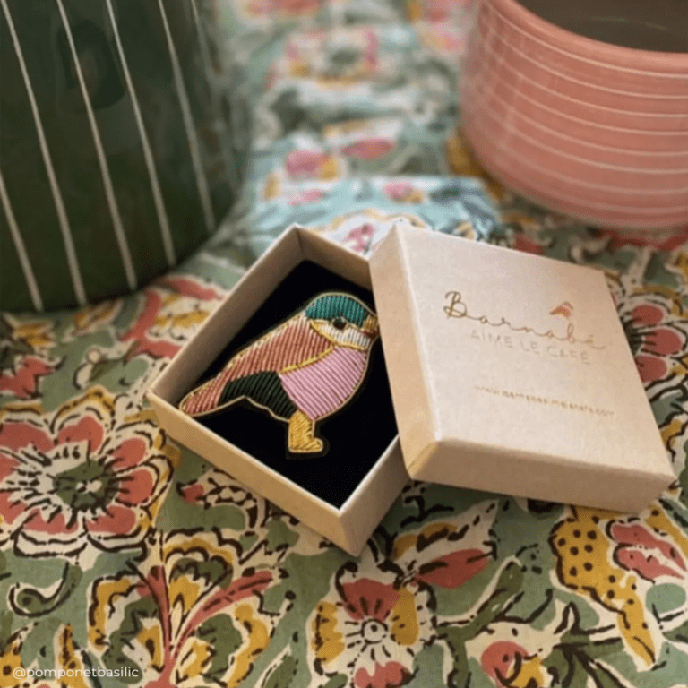 Broche brodée à la main oiseau barnabé aime le café