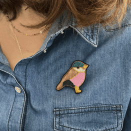 Broche brodée à la main oiseau barnabé aime le café