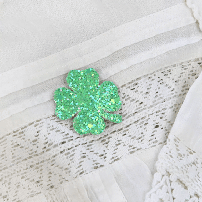 une boche paillette trèfle Barnabé aime le café, portée