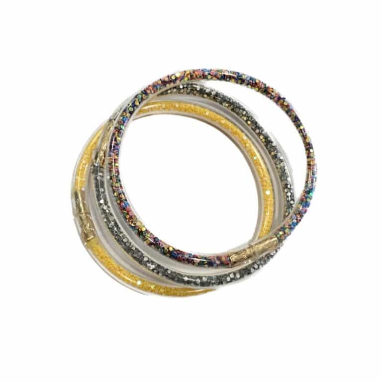 un lot de trois bracelets, jaune argenté, vue de face sur fond blanc