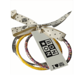 un lot de trois bracelets, jaune argenté, vue de face sur fond blanc