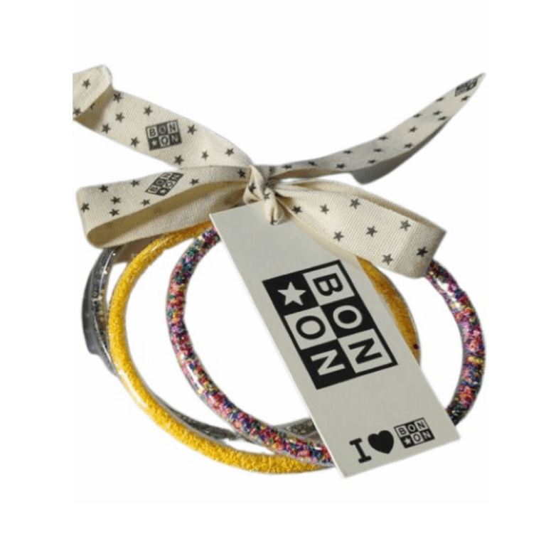 un lot de trois bracelets, jaune argenté, vue de face sur fond blanc