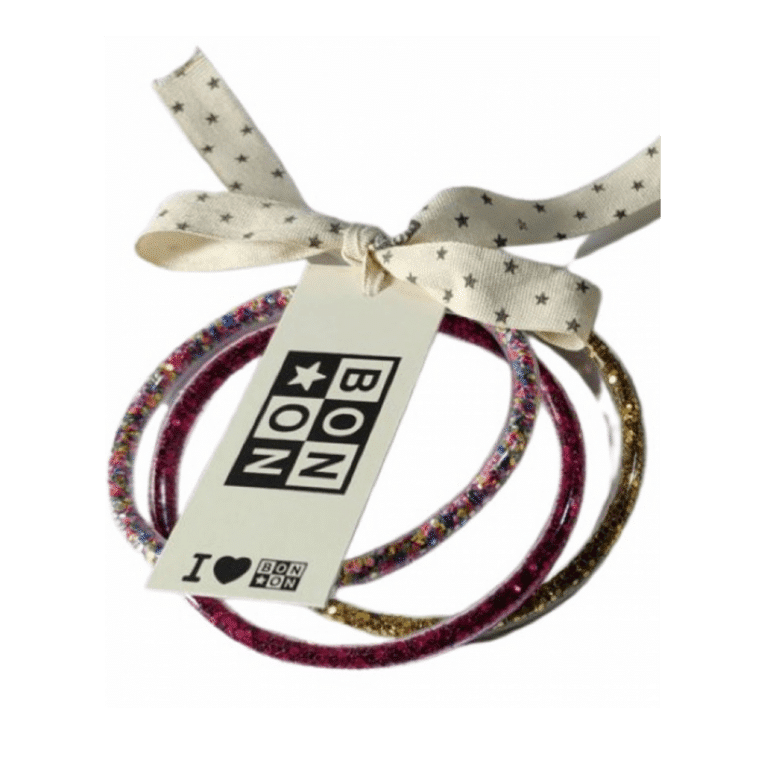 un lot de trois bracelets rose multicolore, vue de face sur fond blanc