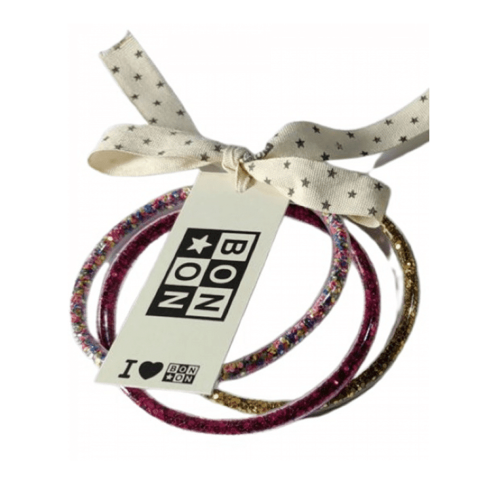 un lot de trois bracelets rose multicolore, vue de face sur fond blanc