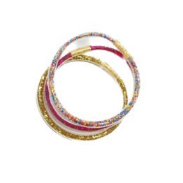un lot de trois bracelets rose multicolore, vue de face sur fond blanc
