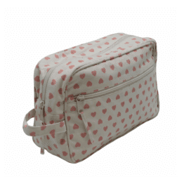 une grande trousse de toilette beige avec des cœurs rose, vue de face sur fond blanc